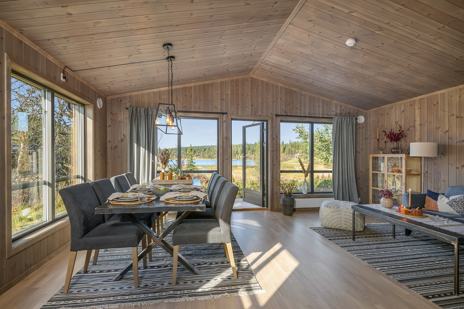 Tak og vegger beiset i fargen Skigardsgrå Galleribilde