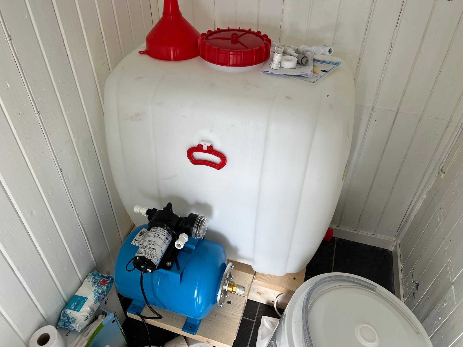 Vanntank 300 liter inne. Galleribilde