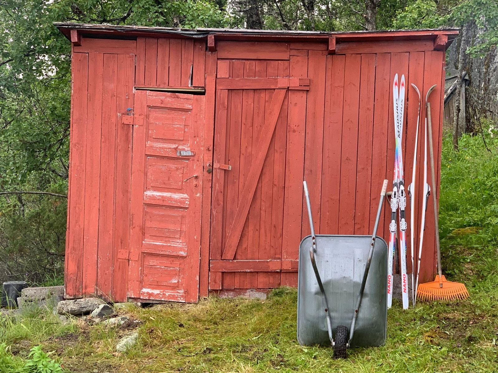 Uthus med vedbod og påbegynt badstu. Galleribilde