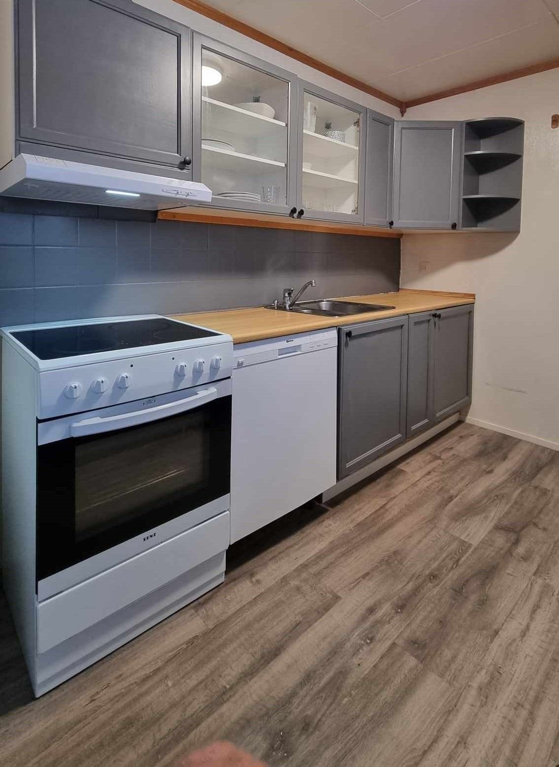 Kjøkken med hvitevarer. Galleribilde