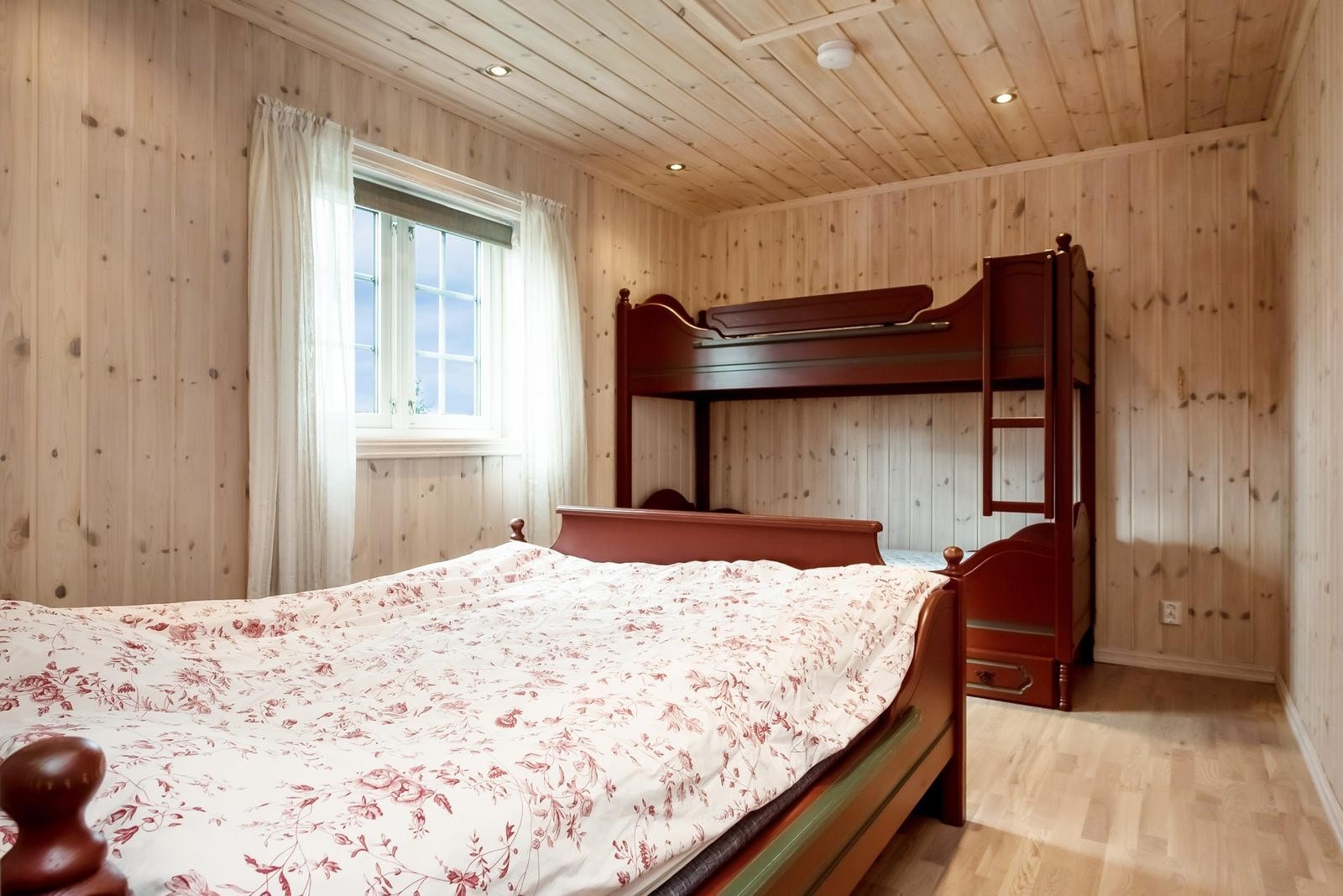 Soverom innredet med dobbeltseng og køyeseng. Galleribilde