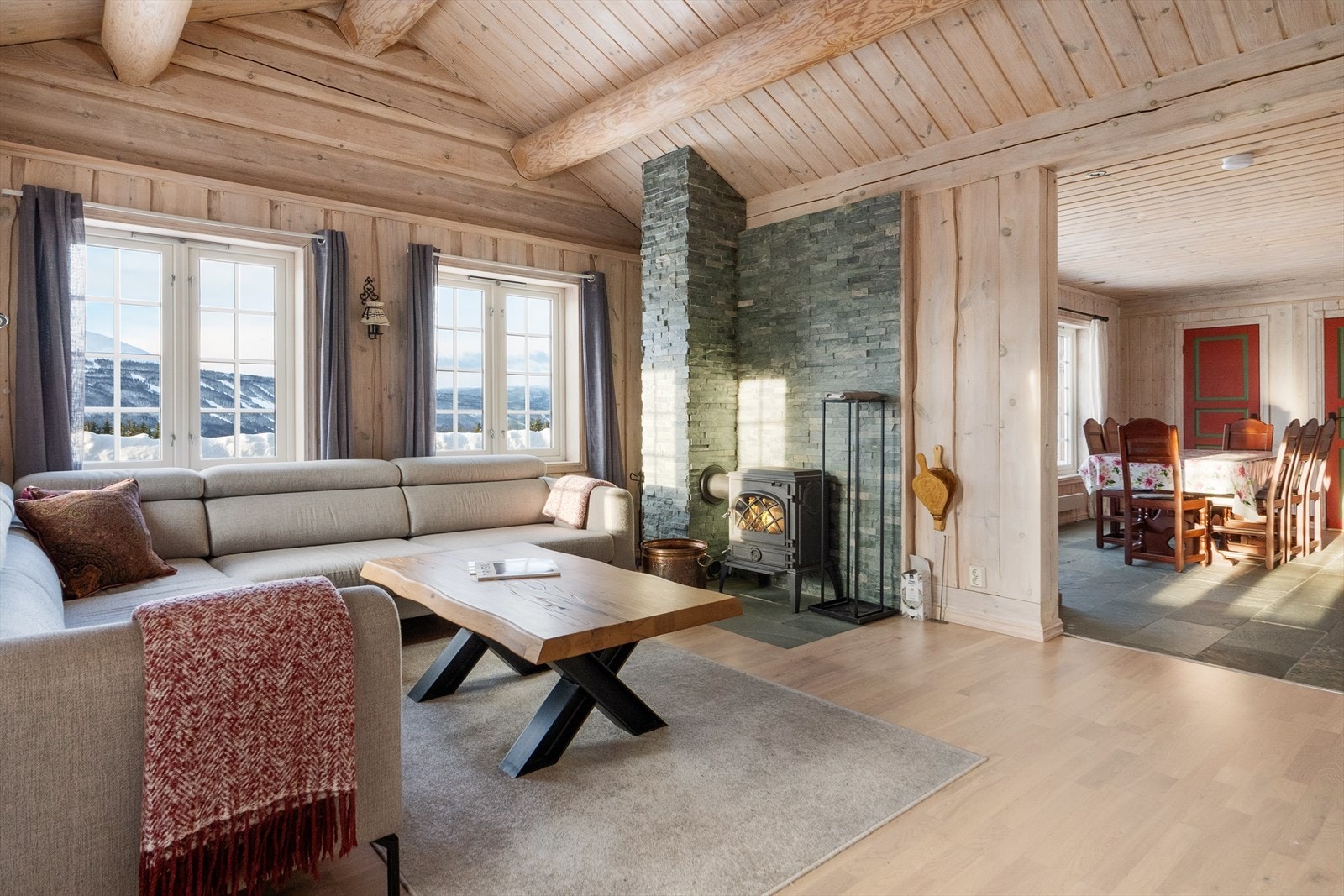 Fra stuen er det dels åpen løsning til spisestue. Galleribilde