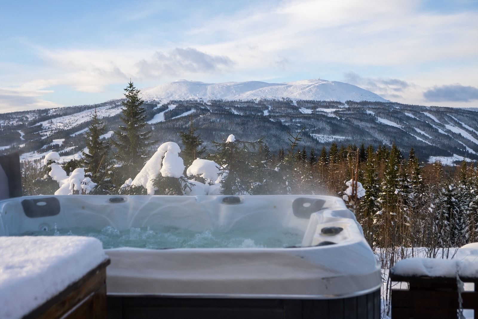 Fra Jacuzzien kan man nyte Trysilfjellet. Galleribilde