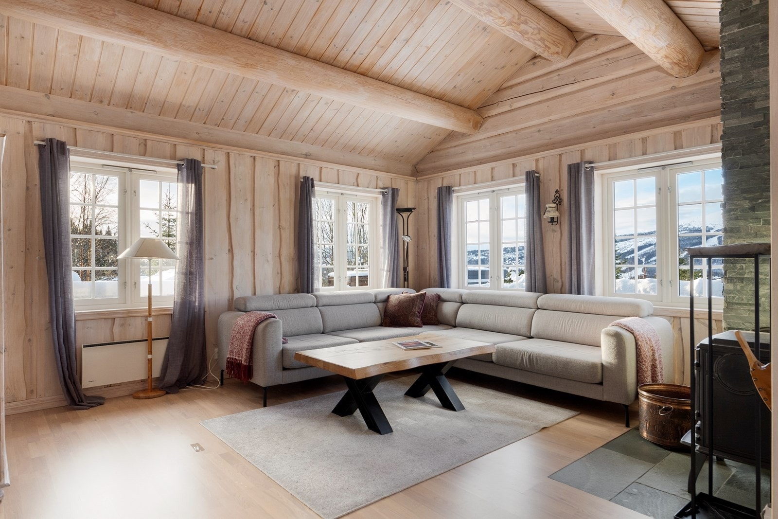 Koselig stue, med god plass til sofakrok og tv-bord. Galleribilde