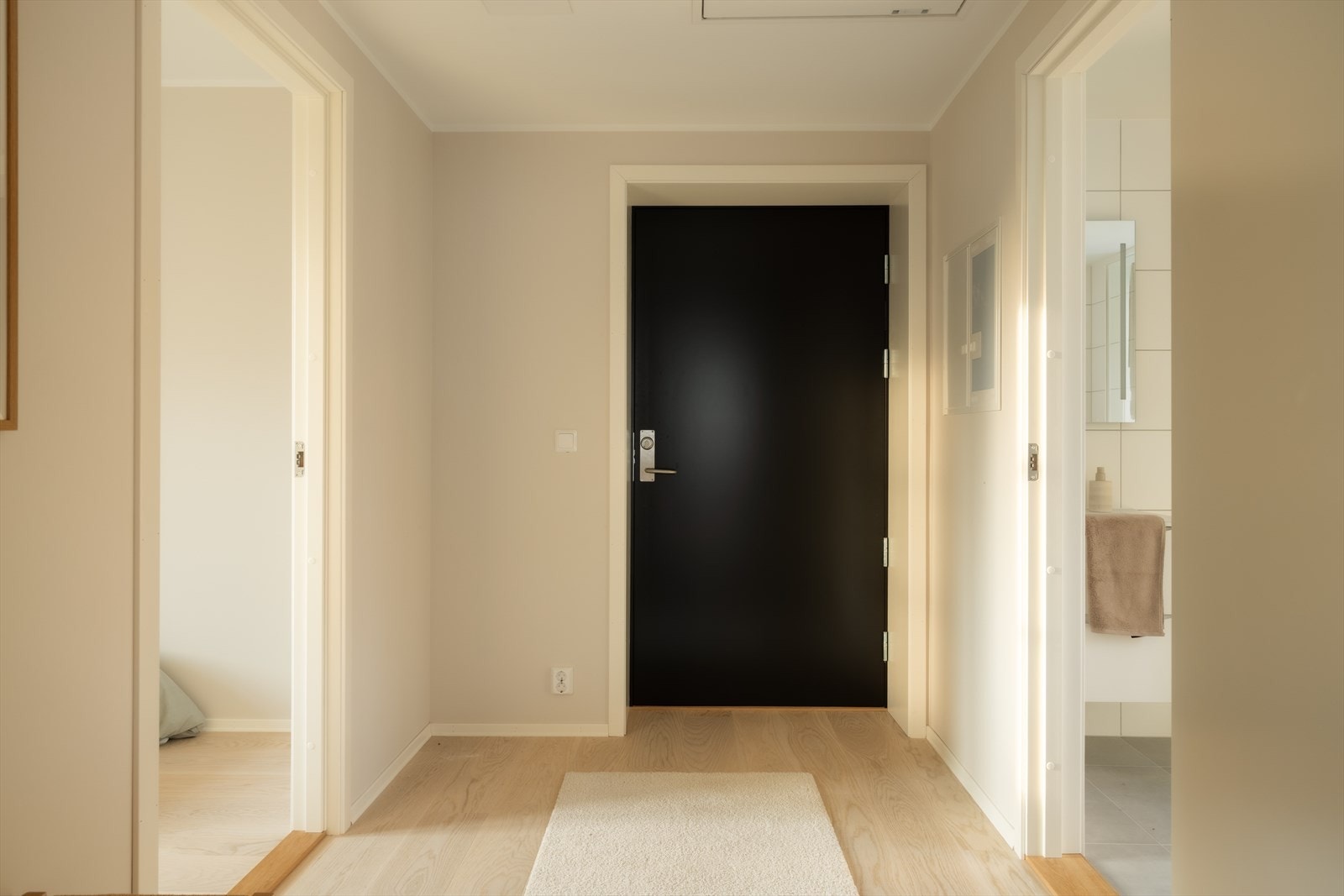 Velkommen inn! Her blir vi møtt av en lys og innbydende entre. Her får du et umiddelbart inntrykk av boligens moderne standard Galleribilde