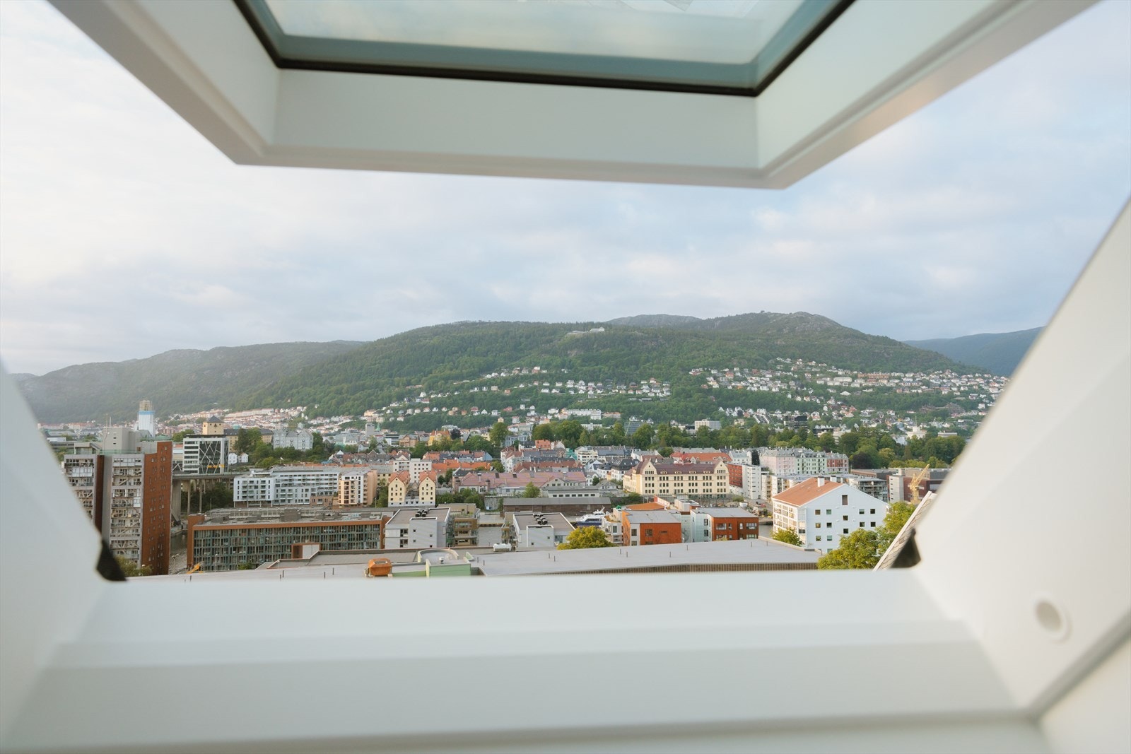 Store vindusflater gir rikelig med naturlig lys og en flott utsikt, som gjør dette til et ekstra trivelig oppholdsrom. Galleribilde