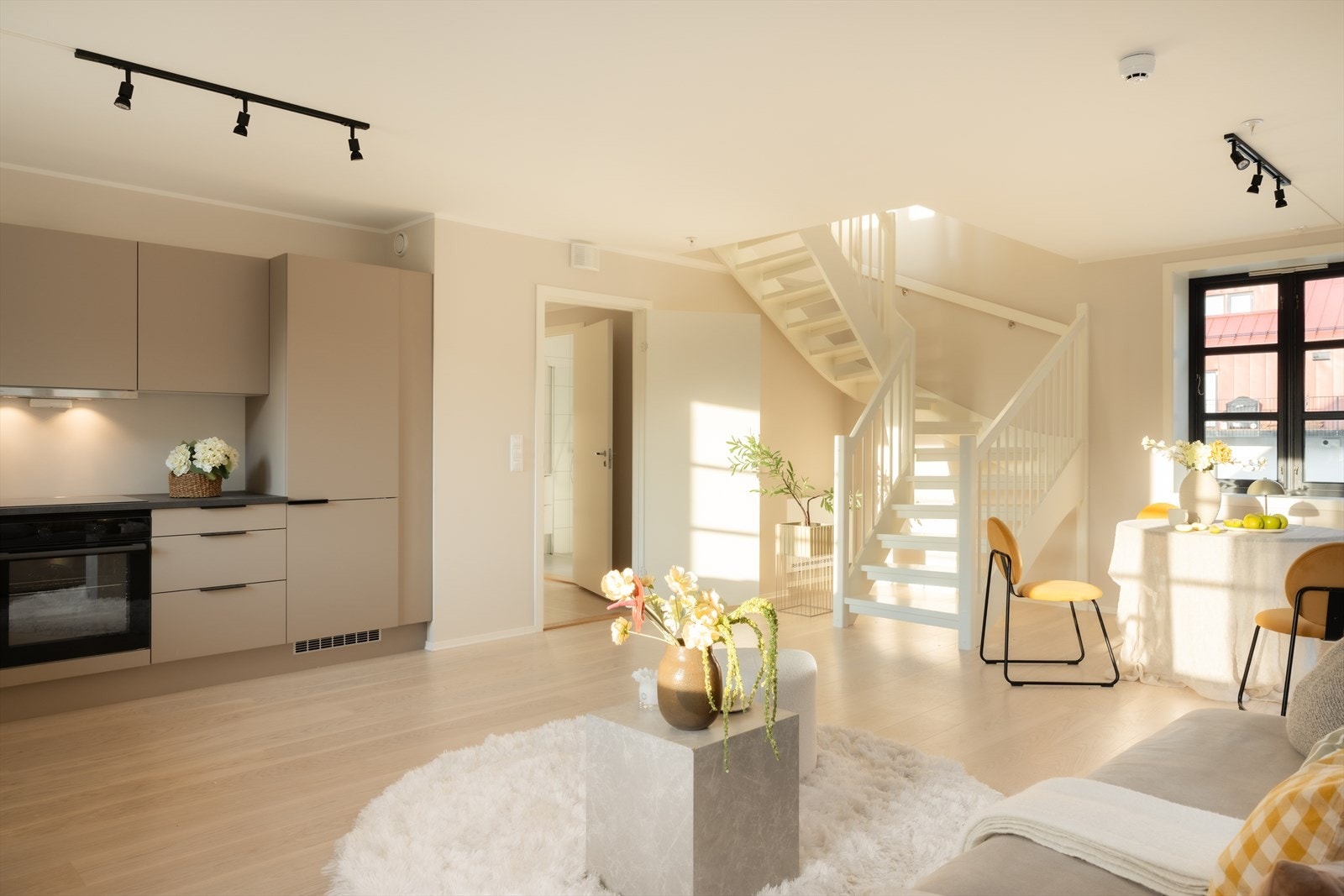 Rommet har god plass til både sofagruppe og spisebord, og er lett å møblere. Galleribilde