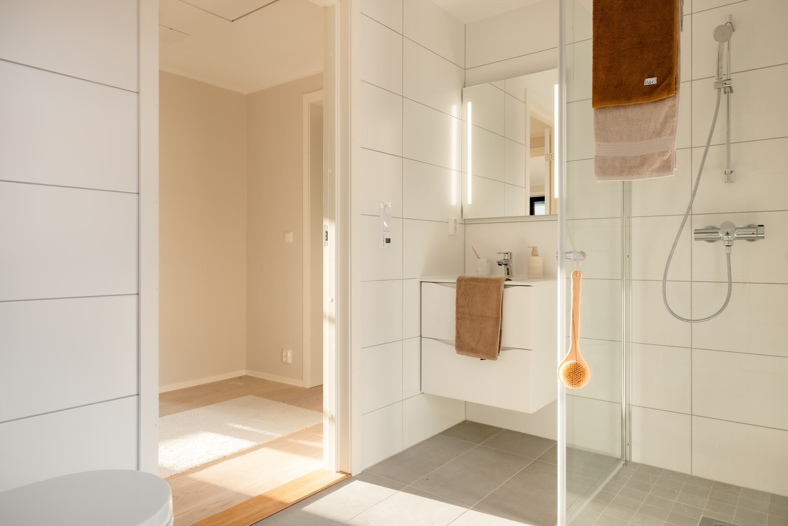 Badet er helfliset og har behagelig gulvvarme. Galleribilde