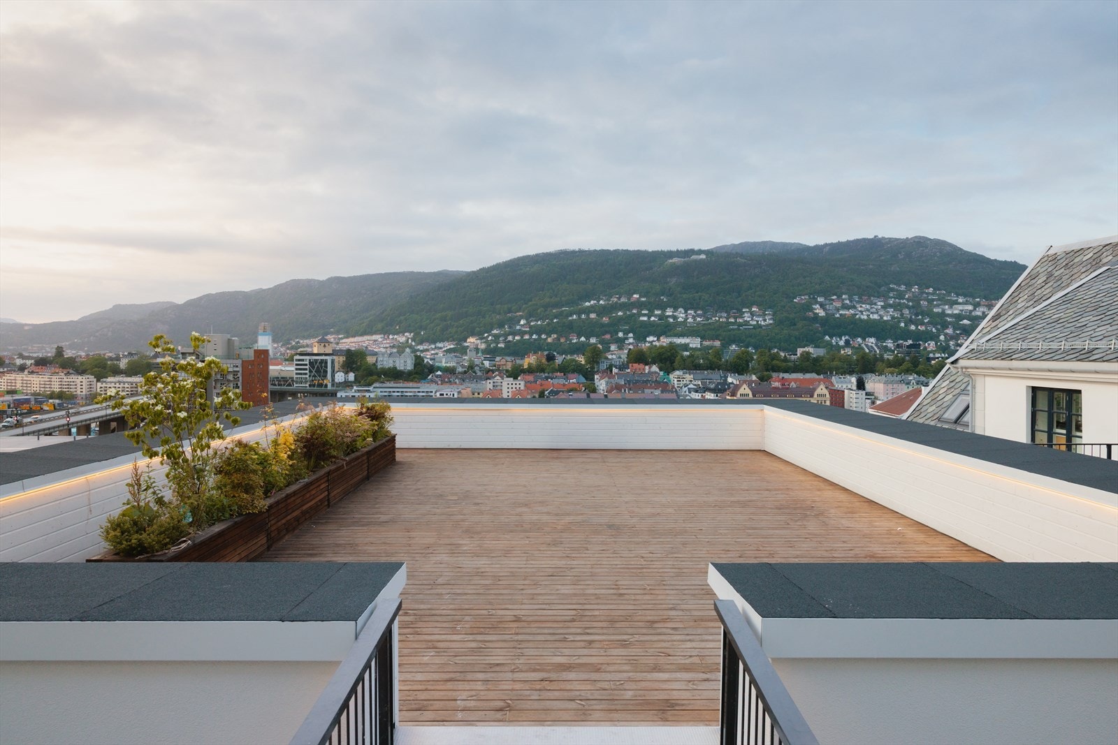 Borettslaget disponerer flere uteområder og takterrasser. Her har man en upåklagelig utsikt, bare 10 meter fra inngangsdøren. Galleribilde