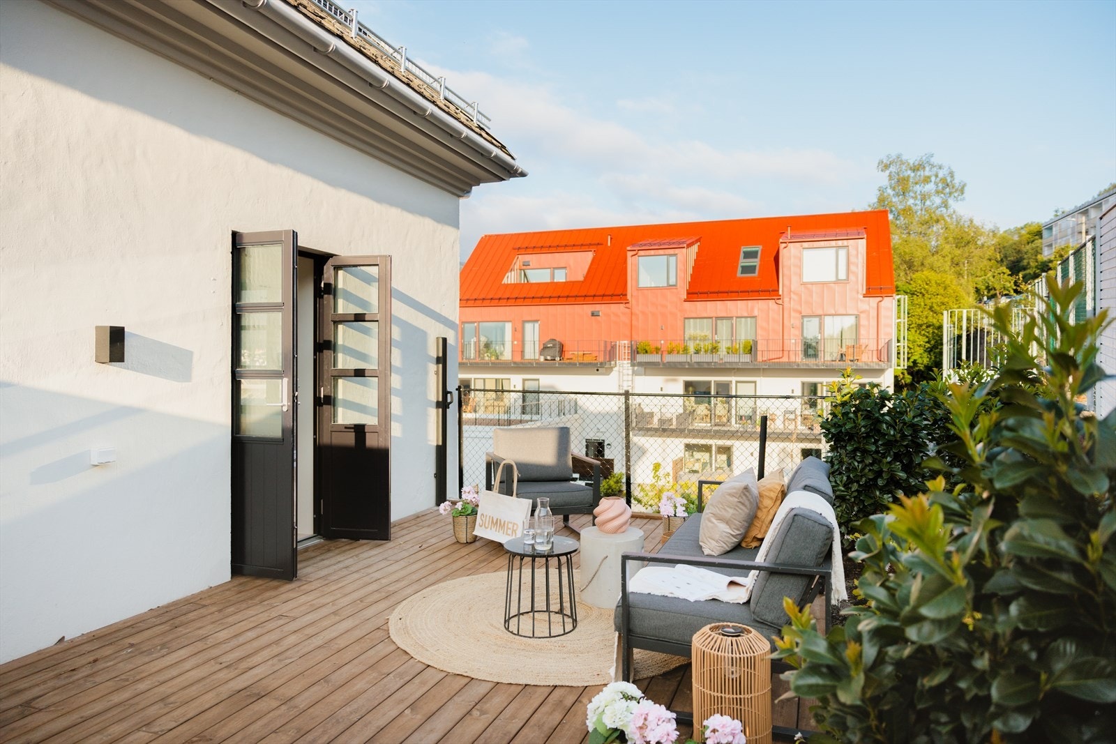 Det er god plass til utemøbler, grill og beplatning. Galleribilde