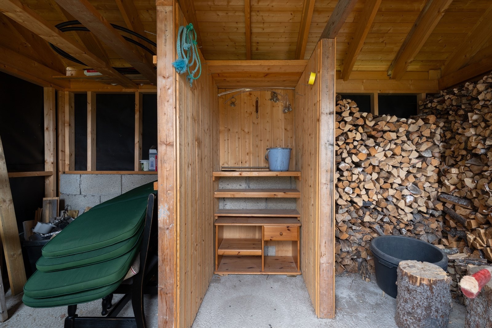 Frittstående uthus med innlagt strøm og plass til litt av hvert. Uthuset er bygget i 2006. Galleribilde
