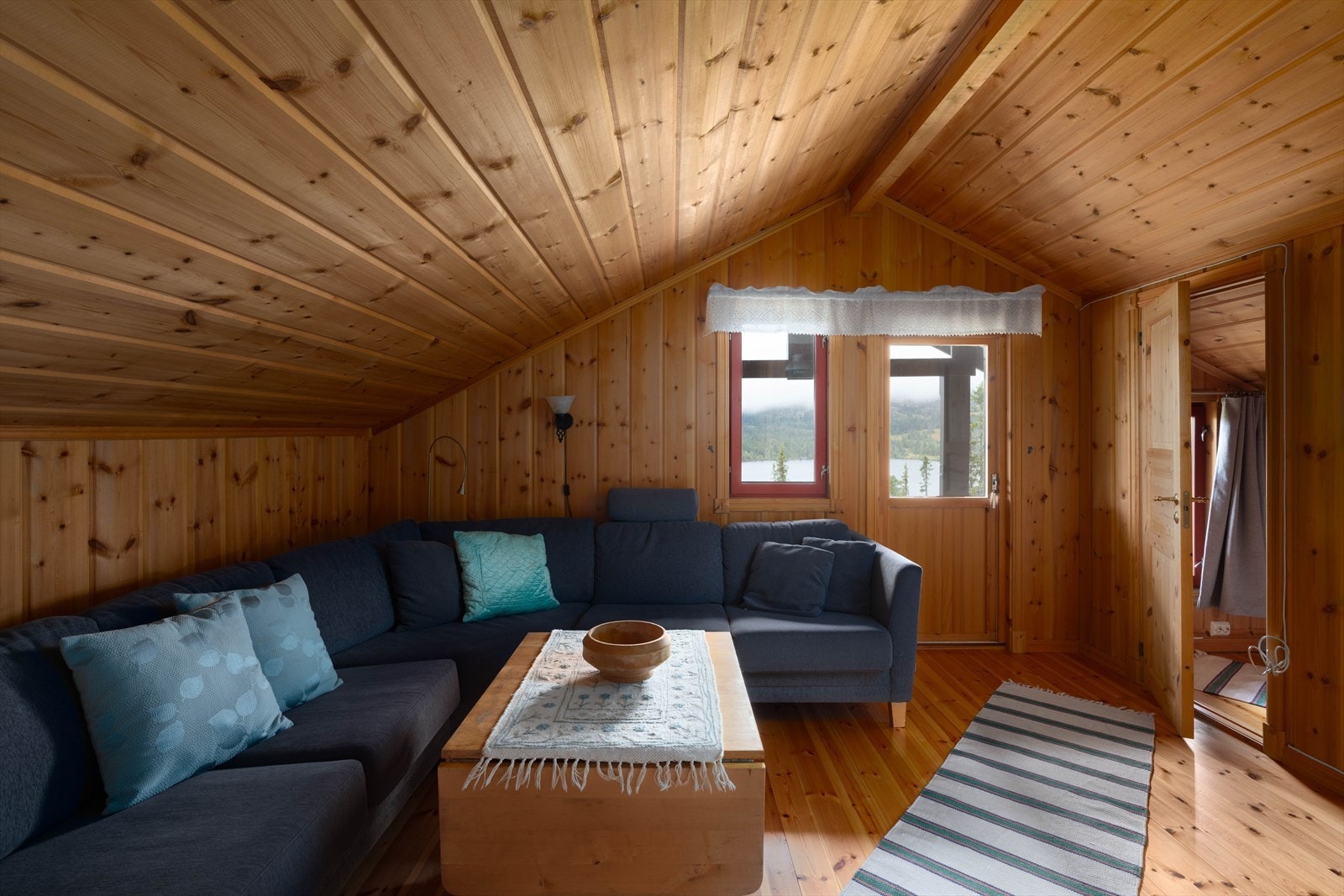 Hyggelig loftsstue med balkong utenfor. Galleribilde