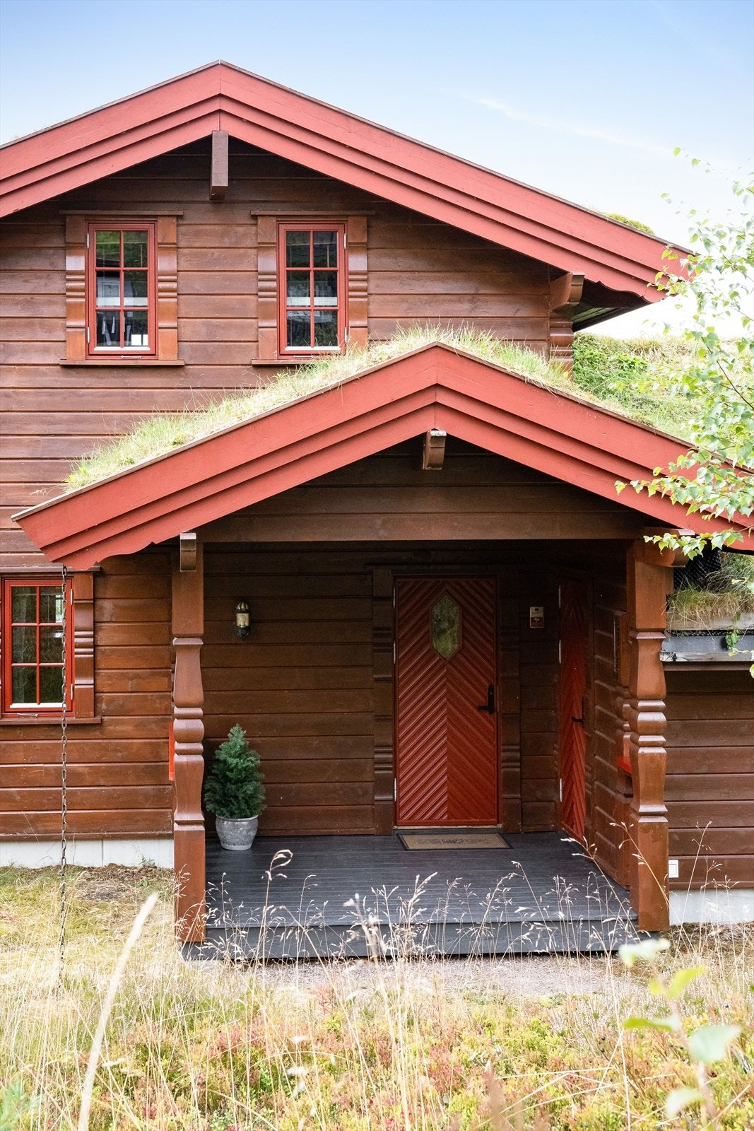 Du ønskes velkommen inn via et hyggelig overbygget inngangsparti med terrassebord. Her er det også adkomst til en praktisk utvendig bod på 5m². Galleribilde