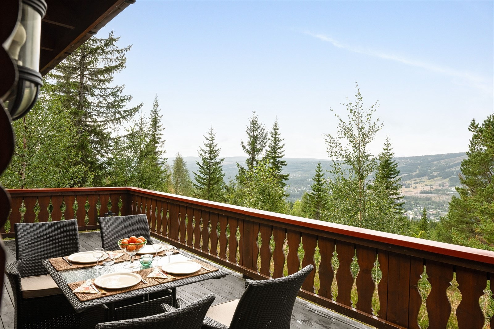 Beliggenheten mot både syd og vest sørger for svært gode solforhold. Her sitter du høyt, fritt og usjenert med nydelig utsikt! Galleribilde