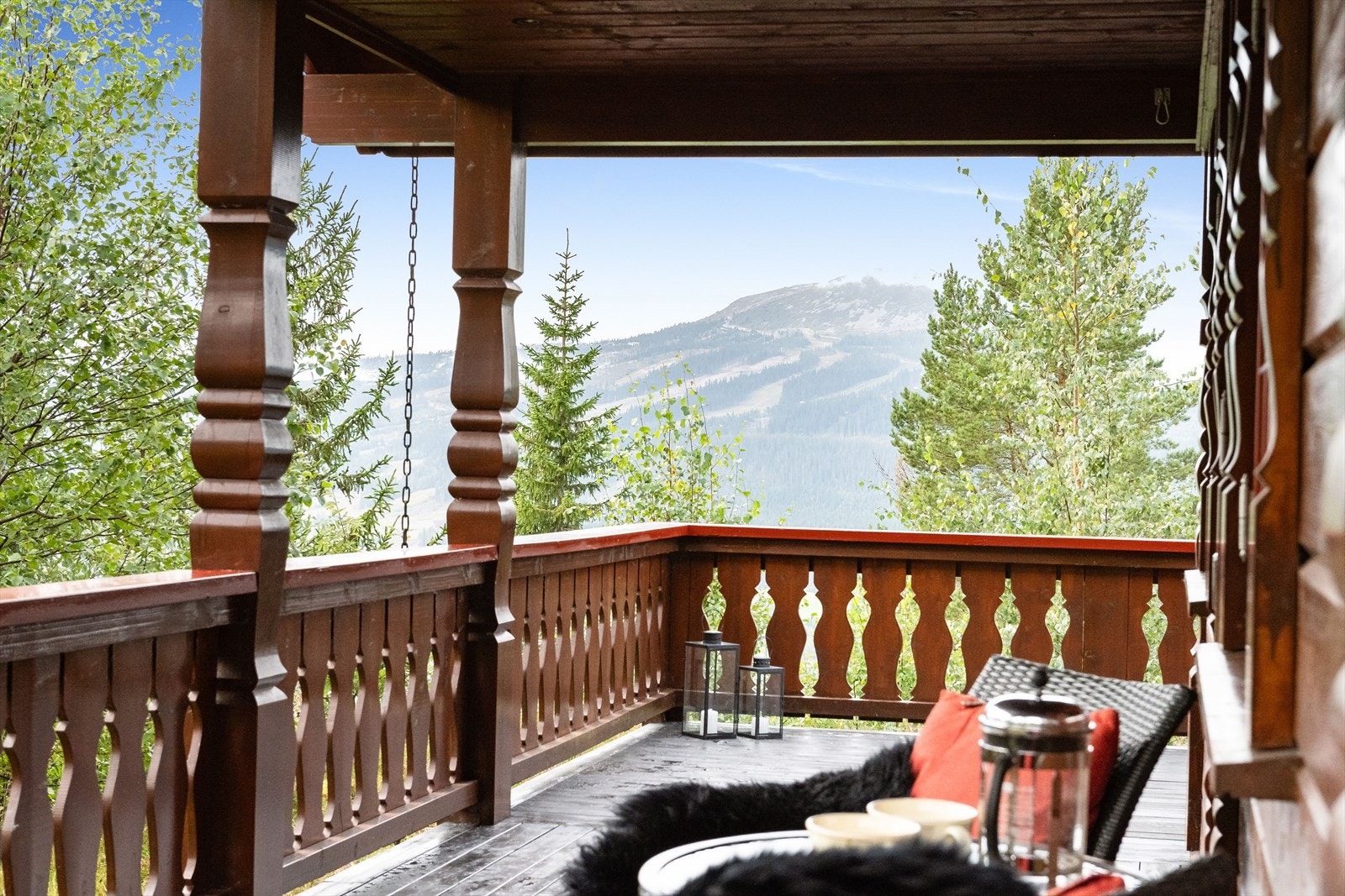 Fra stuen er det utgang til en stor sydvestvendt terrasse med nydelig solforhold og fantastisk utsikt! Galleribilde