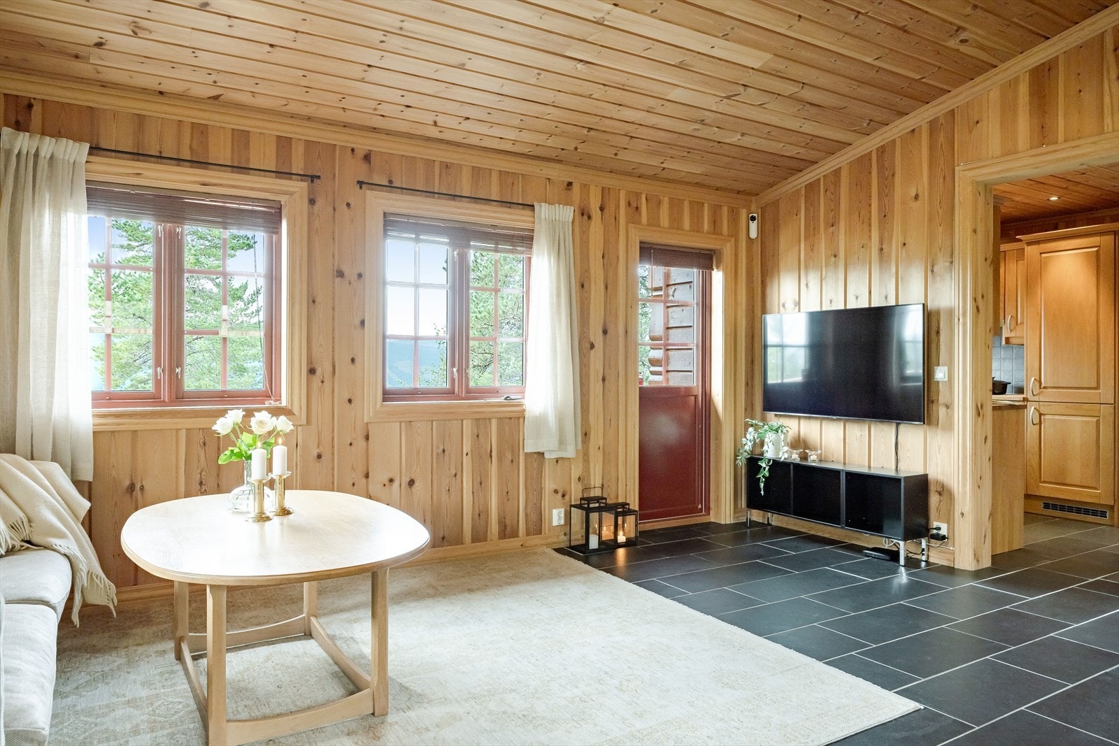 Det gode lysinnslippet kombinert med mønet himling gir en god og luftig romfølelse. Galleribilde