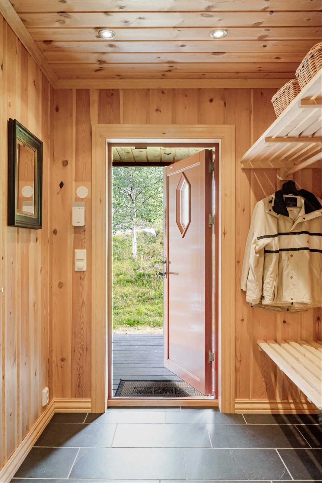 Når du entrer hytta kommer du inn i en praktisk entré med plass til sko og oppheng av yttertøy. Galleribilde