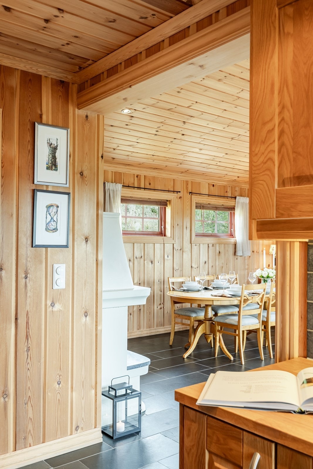 Kjøkkenet er naturlig adskilt fra stuen, samtidig i en fin og sosial delvis åpen løsning med spisestuen. Galleribilde