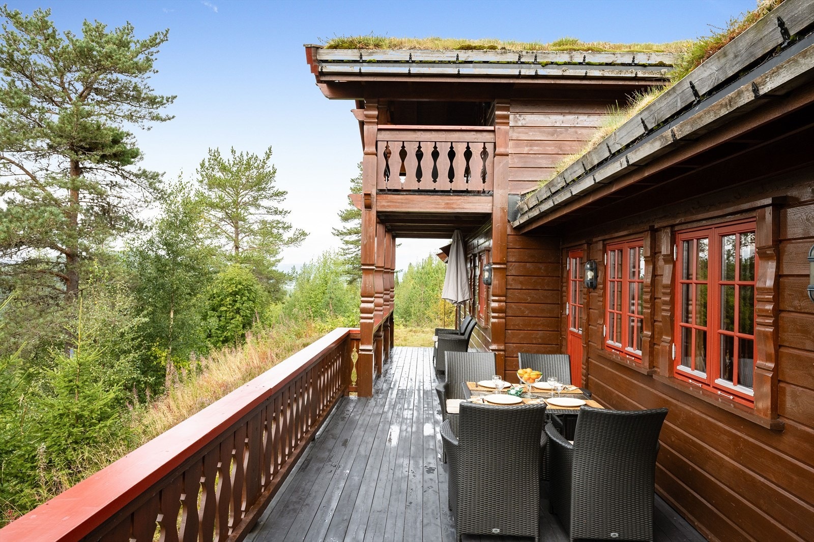 Den gode størrelsen gjør at du enkelt kan innrede med ulike soner og flere sittegrupper. Terrassen har terrassebord, rekkverk og har to overbyde partier. Galleribilde