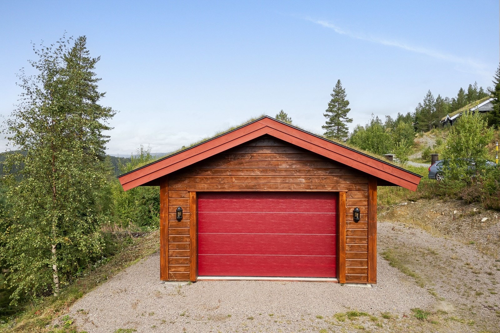 Eiendommen er også bebygd med en garasje fra 2021 med elektrisk port. Galleribilde