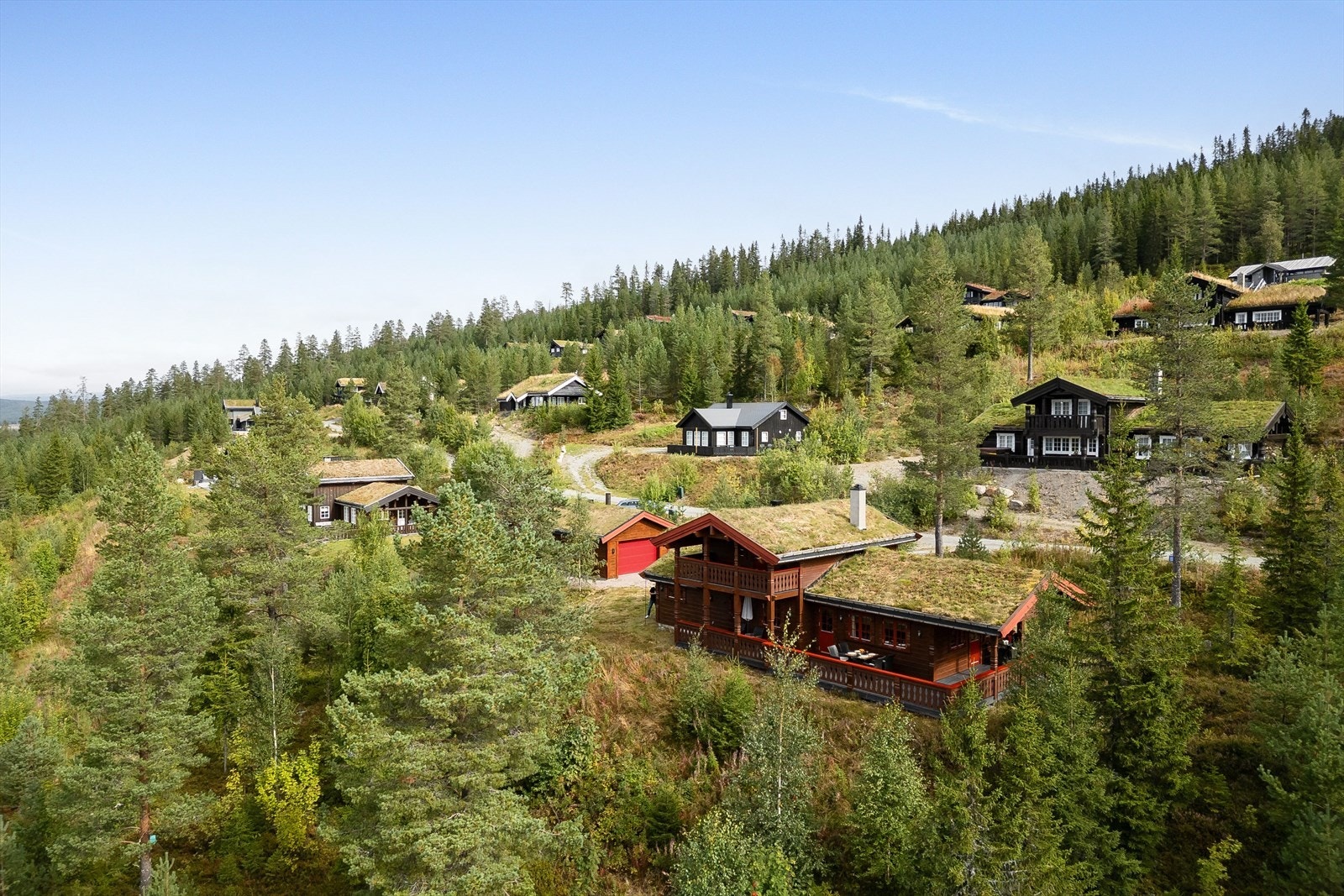Hver årstid har sin sjarm, og det er alltid aktiviteter man kan gjøre utendørs. Veien til hytta er godt vedlikeholdt og det er ordning med bestilling av snøbrøyting av gårdsplassen før ankomst om vinteren. Galleribilde