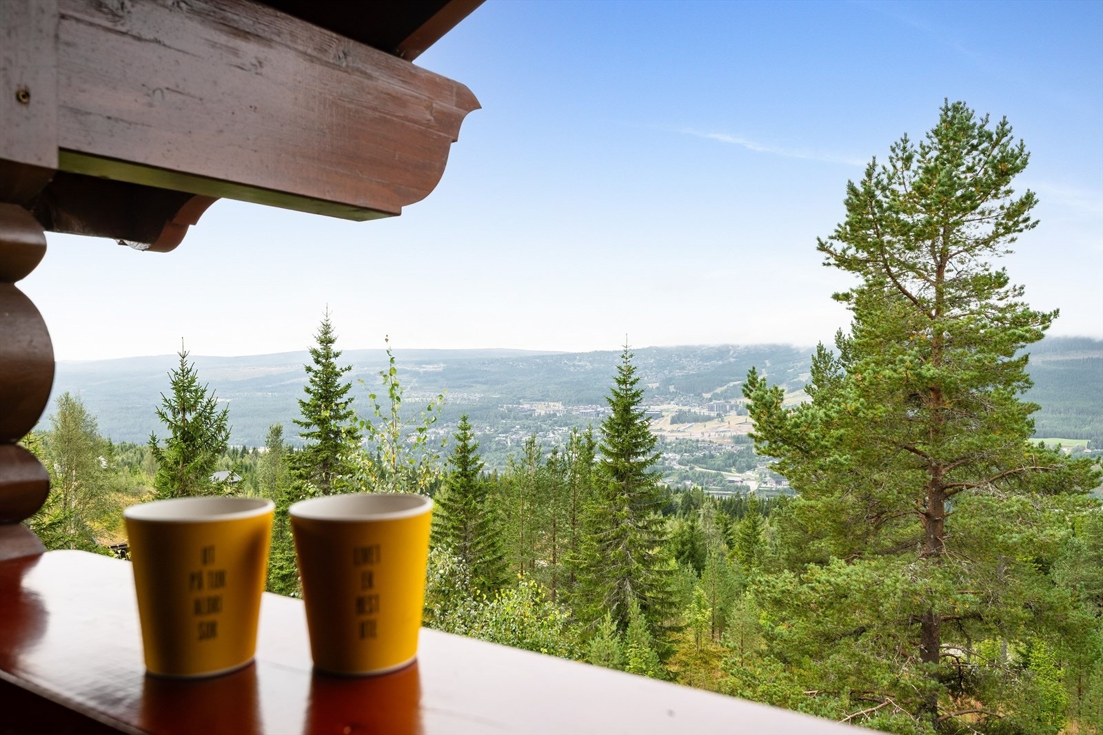 Solforholdene og utsikten her er helt topp! Her kan du sitte i solen om kvelden og se at det er skygge på den andre siden. Galleribilde