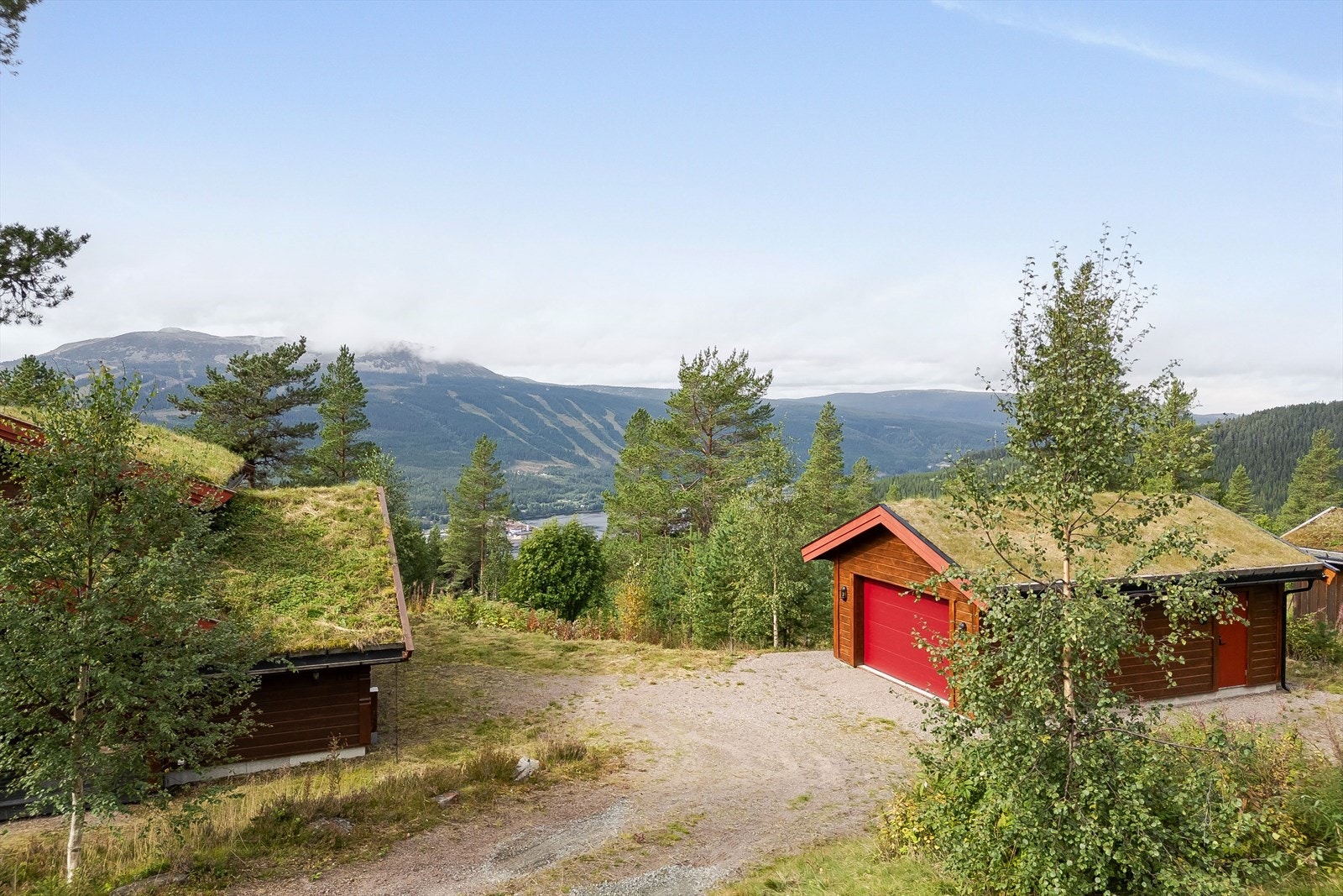 Eiendommen er bebygd med en innholdsrik kvalitetshytte fra 2008 og en garasje fra 2021
. Galleribilde