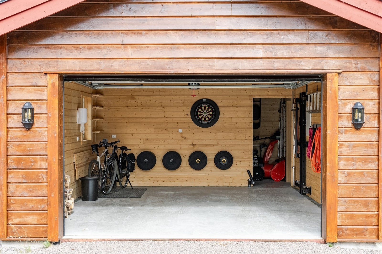 Garasjen på 36m² består av et garasjerom på 28m² og en bod på 8m² i bakkant. Galleribilde