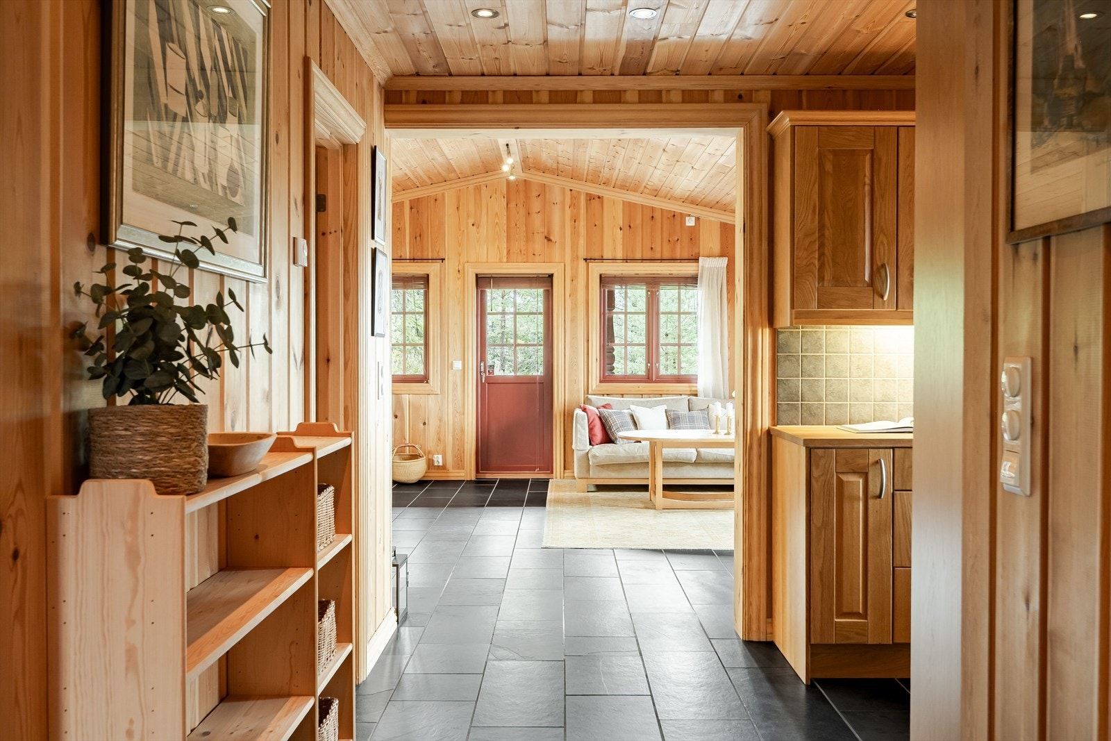 Hytta har en familievennlig planløsning med bla. 2 stuer, 4 soverom, 3 baderom og badstue. Galleribilde