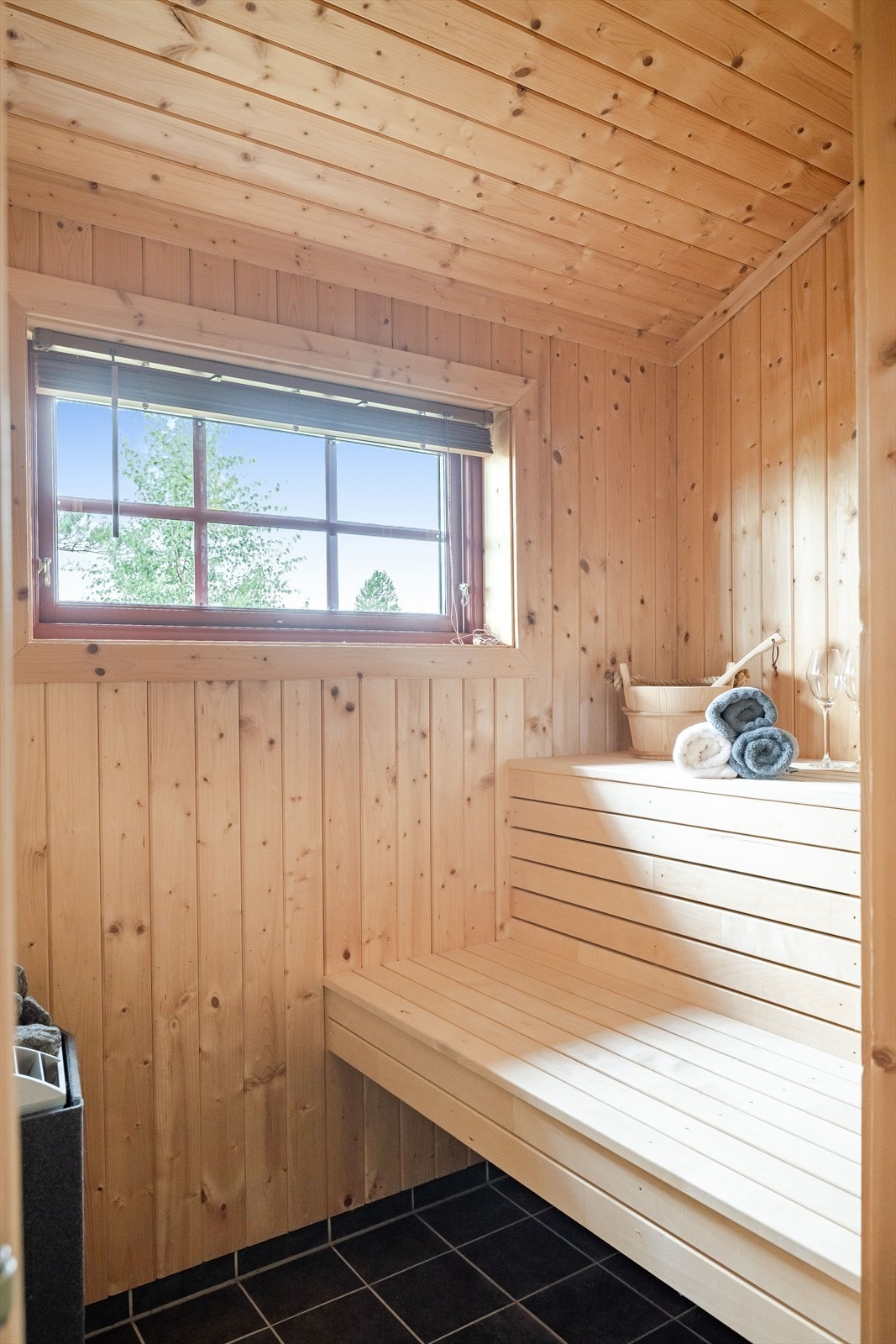 Fra baderommet er det adkomst til en deilig badstue med flislagt gulv, plassbygde sittebenker og badstuovn. Badstuen har et vindu med flott utsikt mot Trysilfjellet. Galleribilde