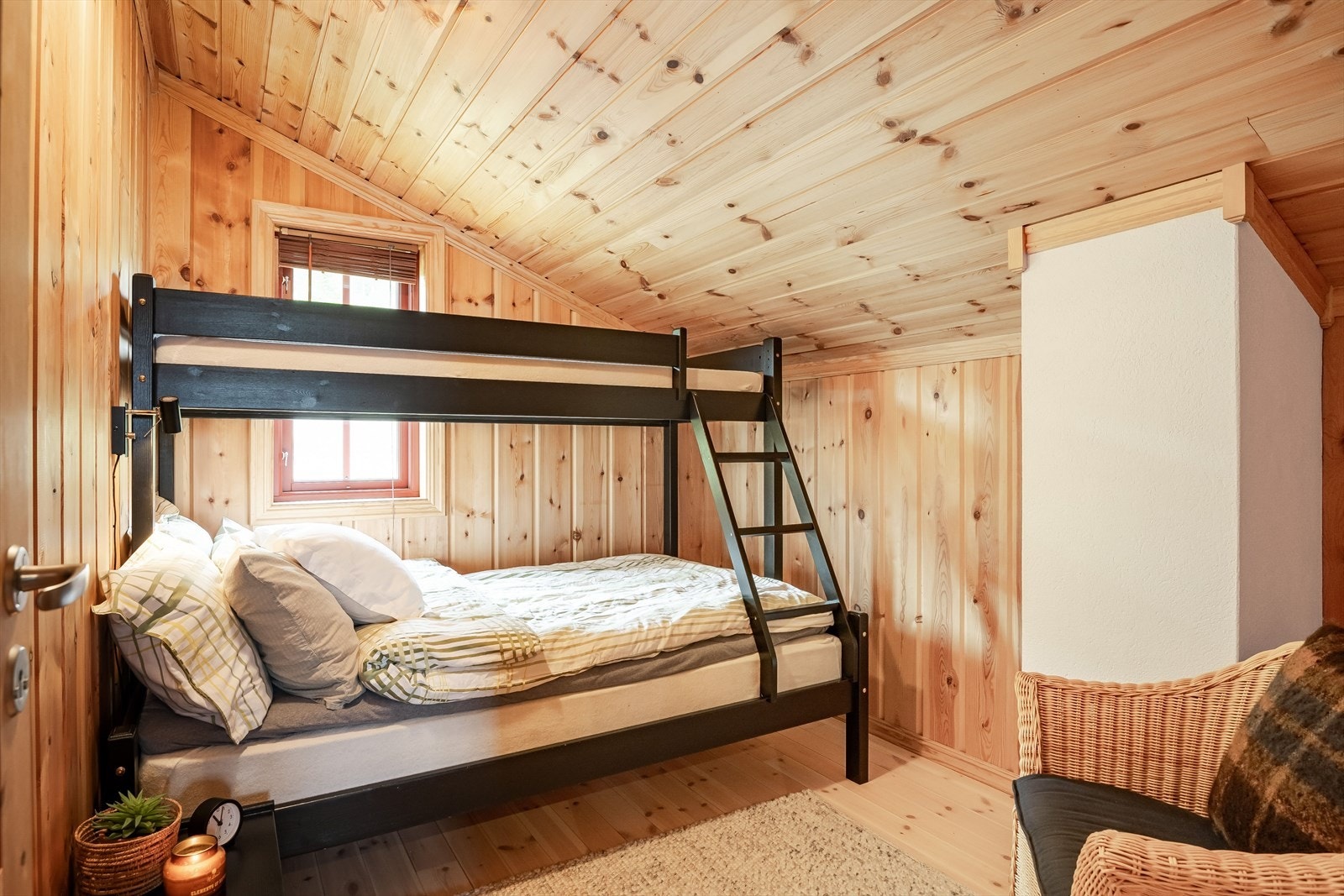 Soverom 4 er nok et hyggelig rom som er innredet med en familiekøye og 3 sengeplasser. Hytta har totalt 4 soverom med hele 11 sengeplasser totalt. Galleribilde