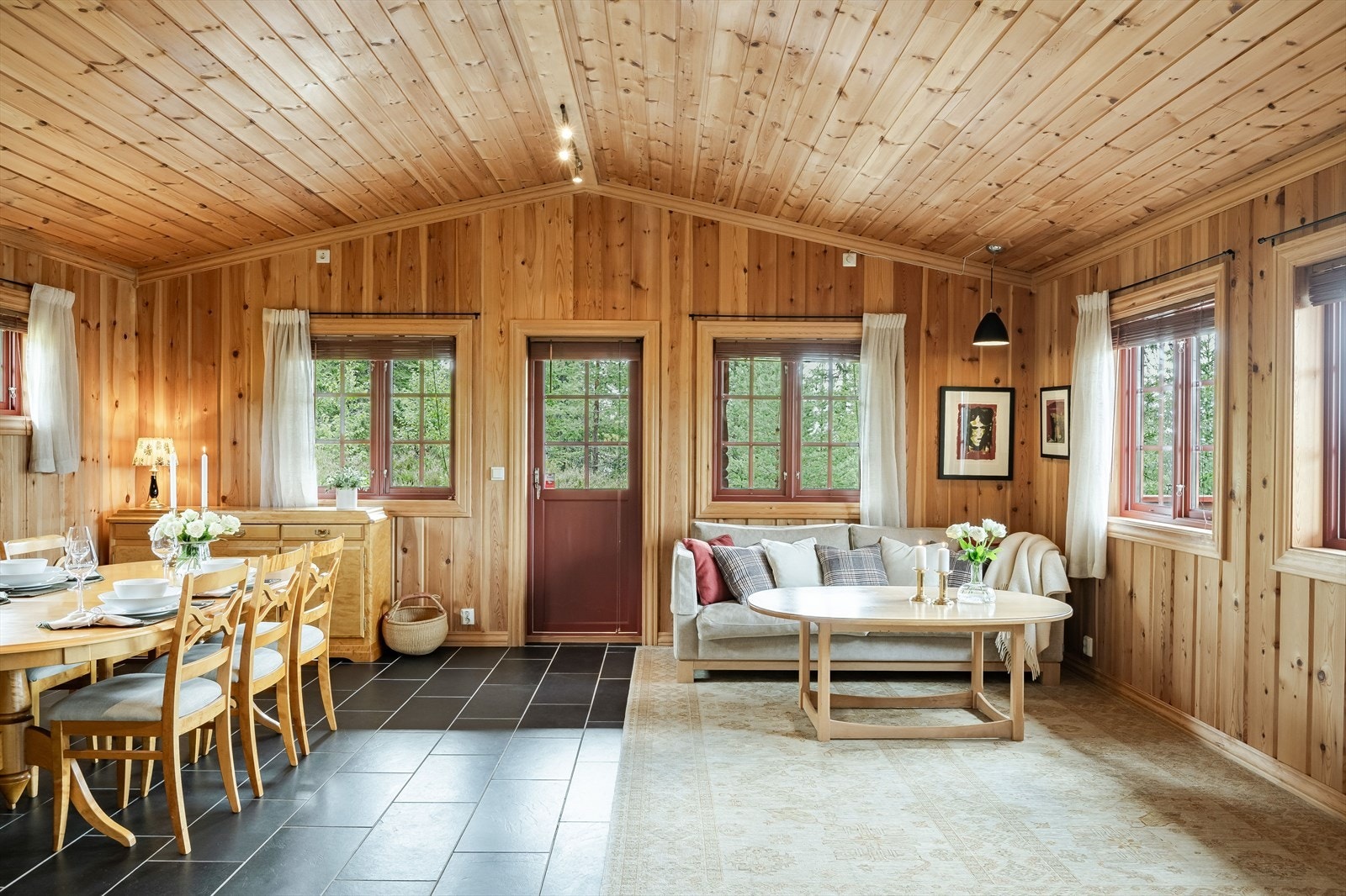 Stuen er det naturlige oppholdsrommet i hytta, og er et stort og lyst rom for både avkobling og hygge. Galleribilde