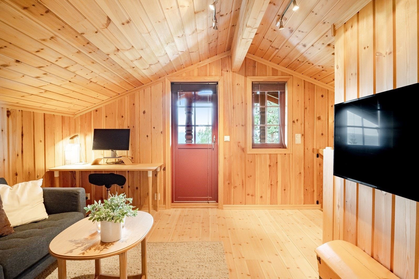 I hyttas 2. etasje er det en koselig oppstue med lyse tregulv, Elflex varmefolie under gulv, panel på veggene og skjult elektrisk anlegg. Galleribilde