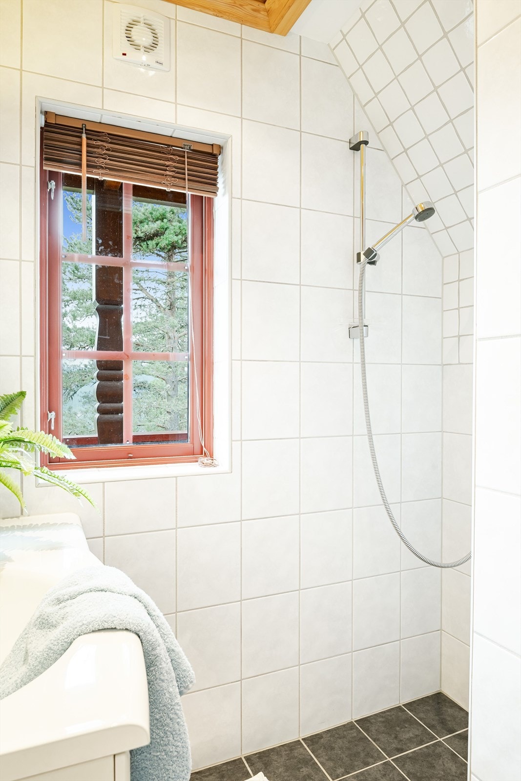 Baderom 2 som også ligger i 1. etasje er et noe mindre baderom med dusjnisje, servantinnredning og toalett. Galleribilde