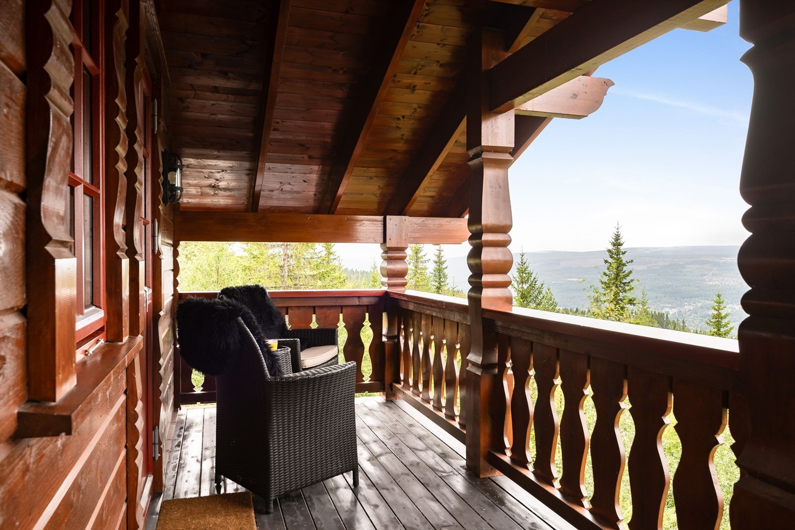 Fra stuen er det utgang til en koselig vestvendt balkong på ca. 9m². Balkongen er overbygget, har terrassebord på gulv og plass til sittegruppe etter eget ønske. Galleribilde