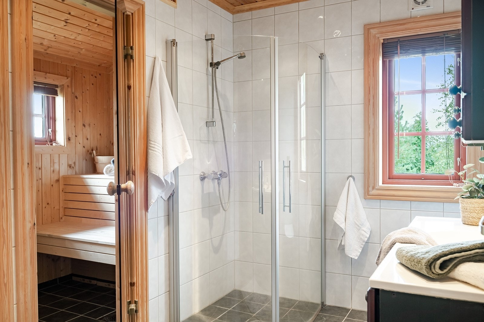 Baderommet er også utstyrt med dusjhjørne med innfellbare glassdører og vegghengt toalett. Galleribilde