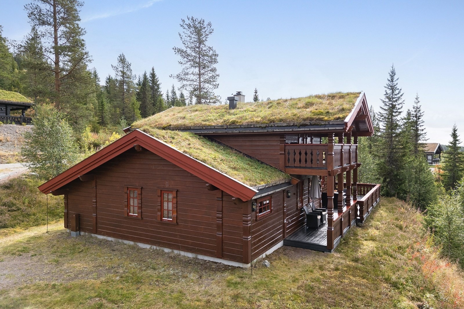 Fra eiendommen er det kort vei ned til Innbygda med de fleste servicefasiliteter. Det er fine turmuligheter og skiløyper i nærområdet og kun ca. 10 min med bil til Trysilfjellet med et bredt utvalg av aktiviteter sommer som vinter! Galleribilde