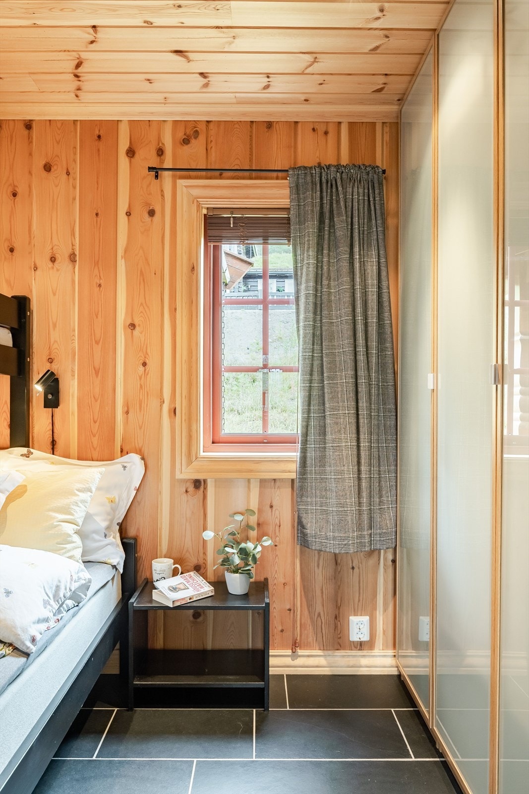 Soverom 2 har også god oppbevaringsplass i flere garderobeskap som medfølger i handelen. Galleribilde