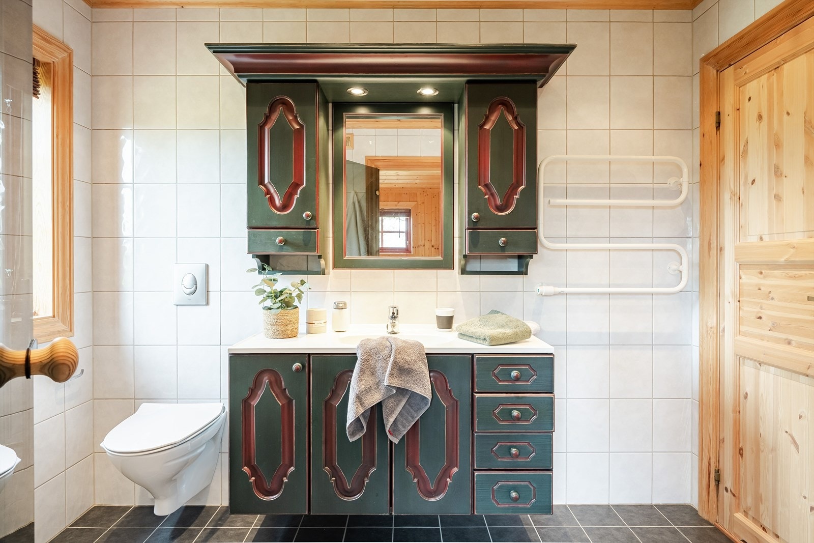 Hytta inneholder totalt 3 baderom. Det største baderommet er et lyst flislagt baderom med flott innredning. Galleribilde