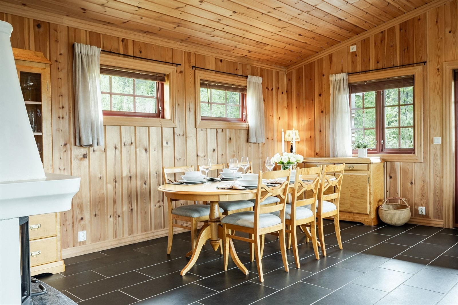 Stuen har vinduer mot hele tre ulike himmelretninger som sørger for rikelig med naturlig lys, samtidig som det ikke er innsyn. Galleribilde