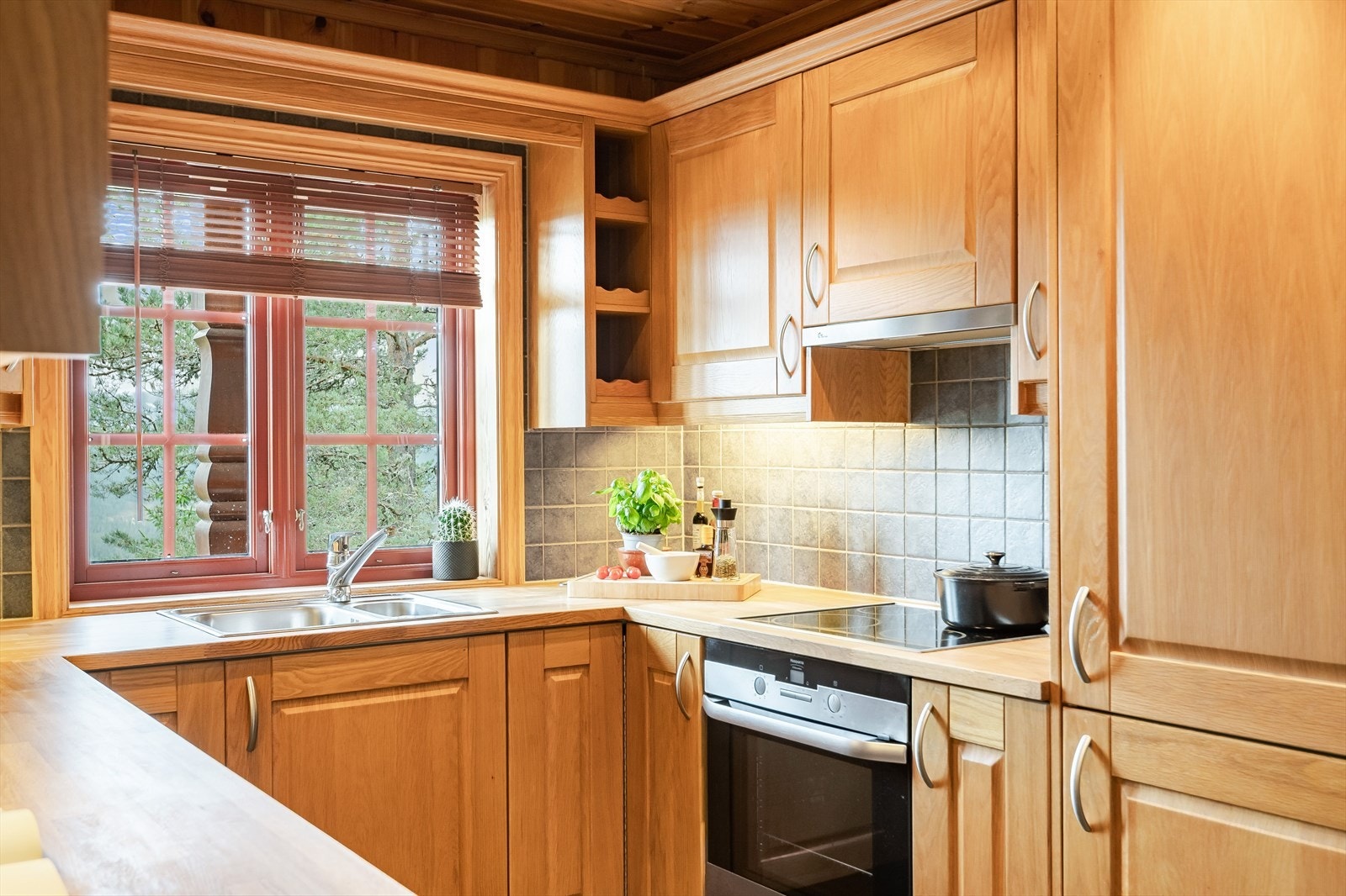 Kjøkkenet er utstyrt med medfølgende integrerte hvitevarer som nedfelt platetopp, stekeovn, oppvaskmaskin og kjøleskap med frysedel. Det er også et ekstra kjøleskap i boden ved inngangen som følger med. Galleribilde