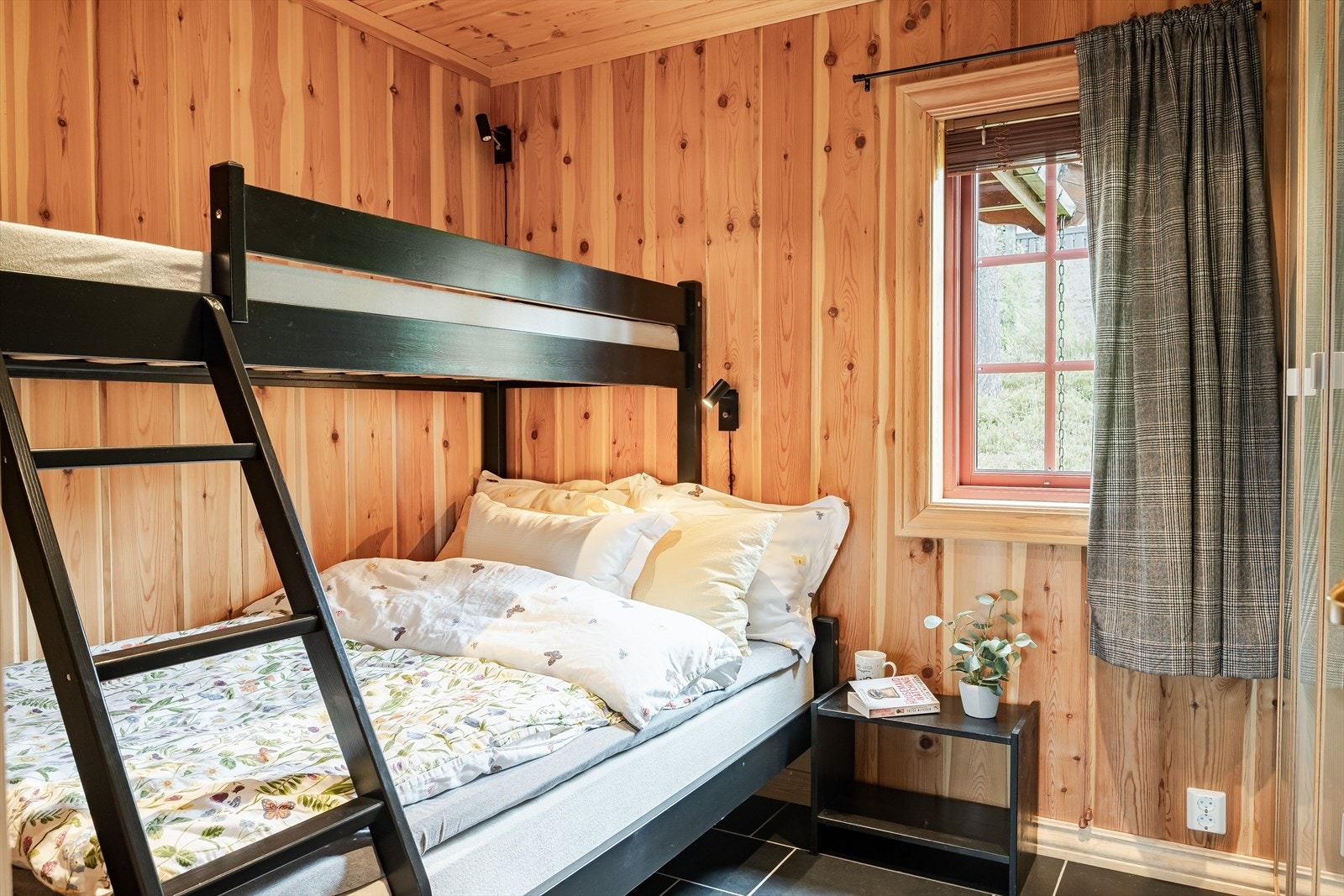 Soverommet er innredet med en familiekøye med 3 sengeplasser. Galleribilde