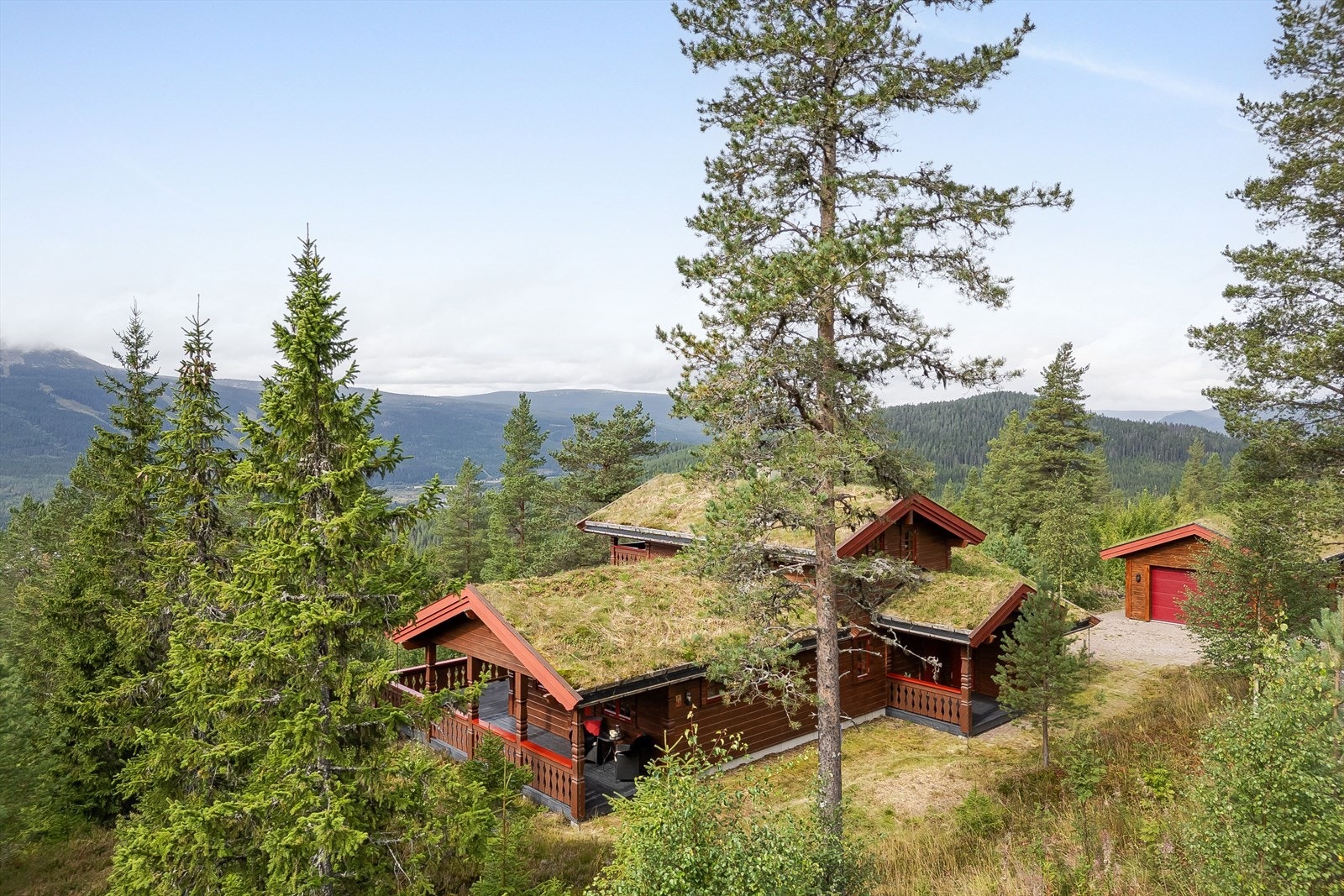 En stor og flott fritidseiendom som har en solrik og usjenert hjørnebeliggenhet. Hytta har en fin beliggenhet ca. 579 moh. med svært gode solforhold og fantastisk utsikt! Galleribilde