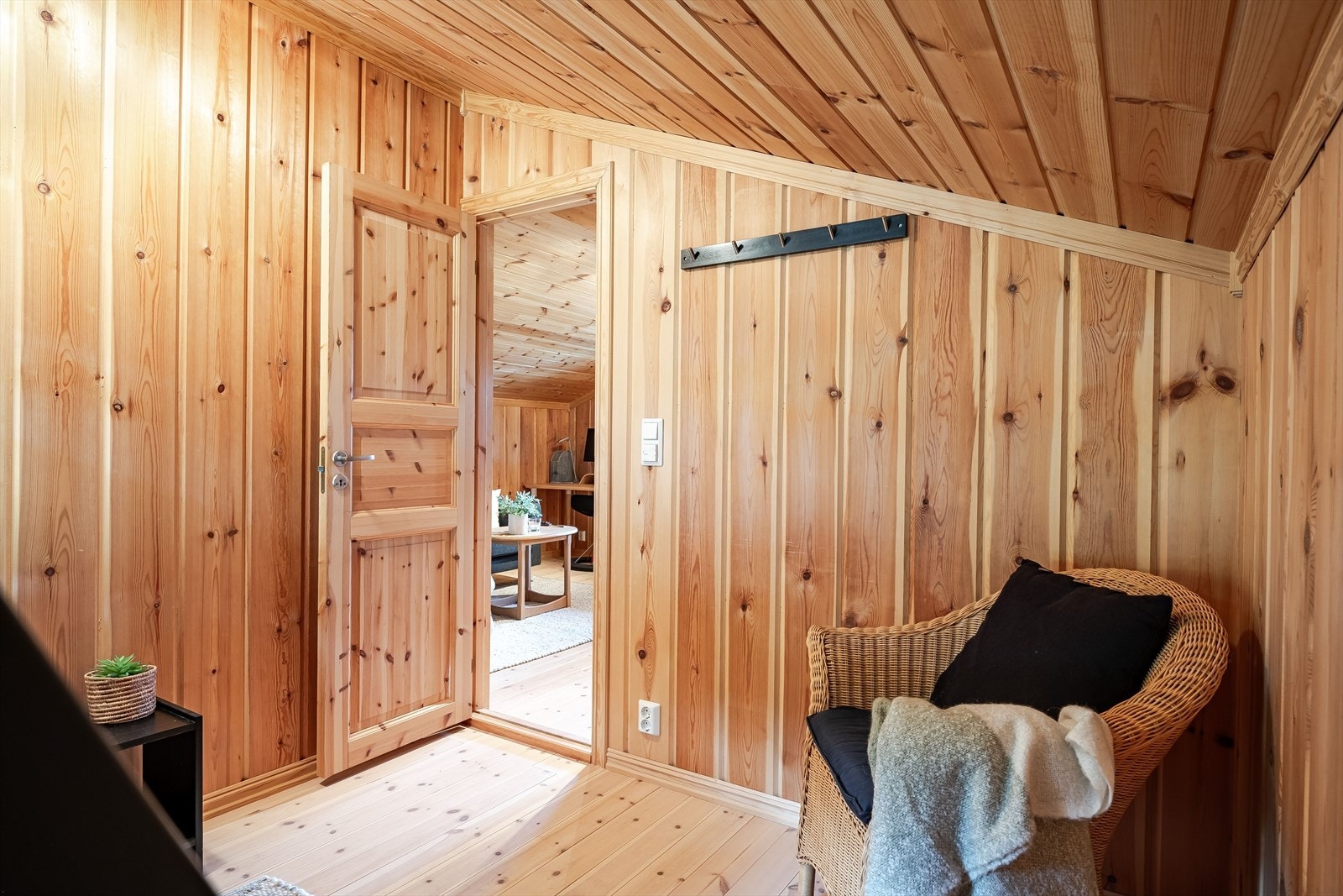 Soverommet har lyse tregulv, overflater med lun trepanel og skjult elektrisk anlegg. Galleribilde