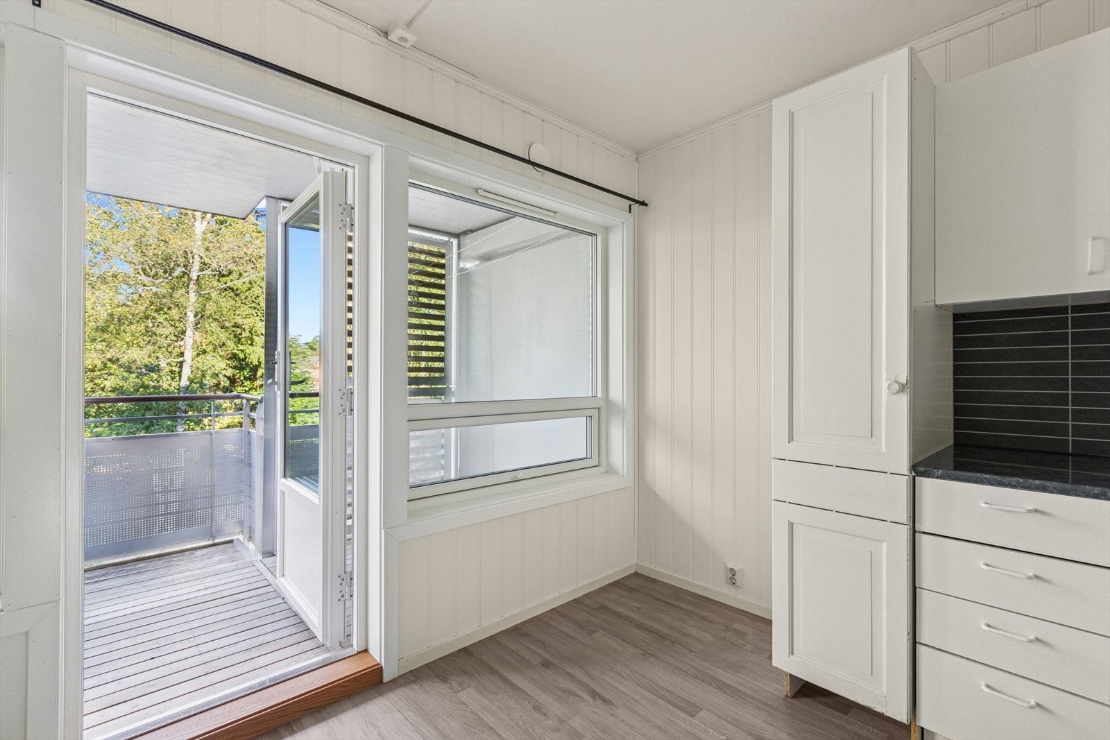 De store vindusflatene slipper inn rikelig med lys og gir kjøkkenet en lys og luftig atmosfære. Galleribilde