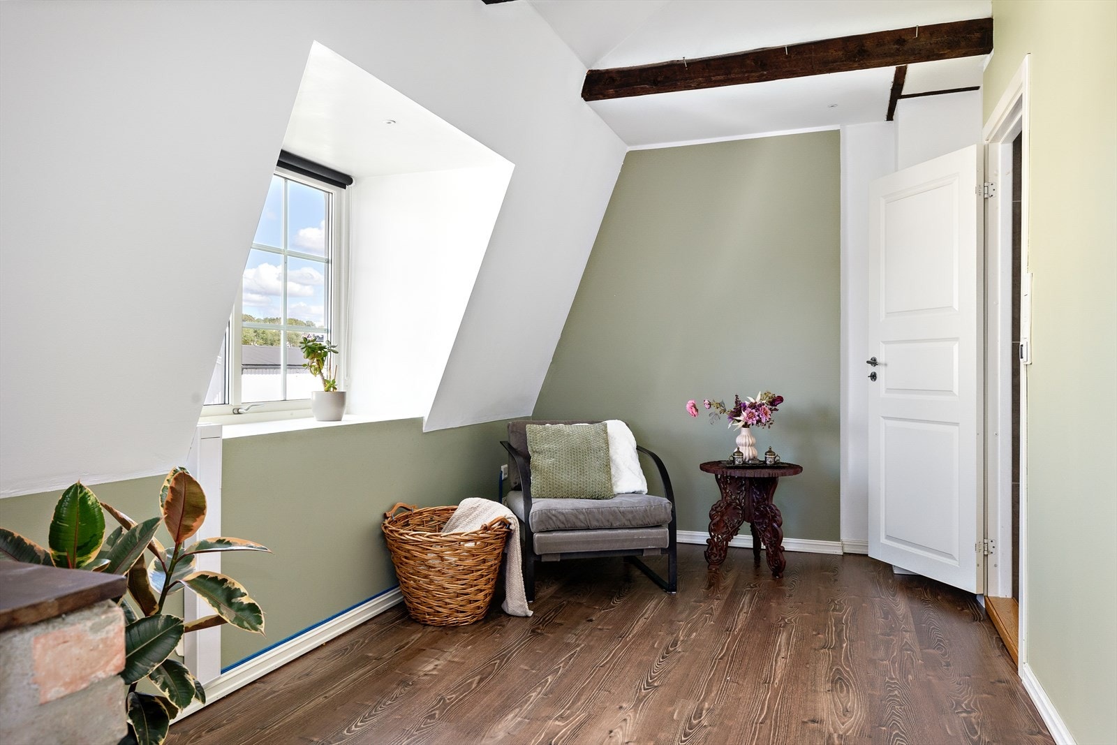 I andre etasje finner man en egen TV-stue, samt et svært romslig hovedsoverom med tilhørende walk-in closet og eget delikat bad. Galleribilde