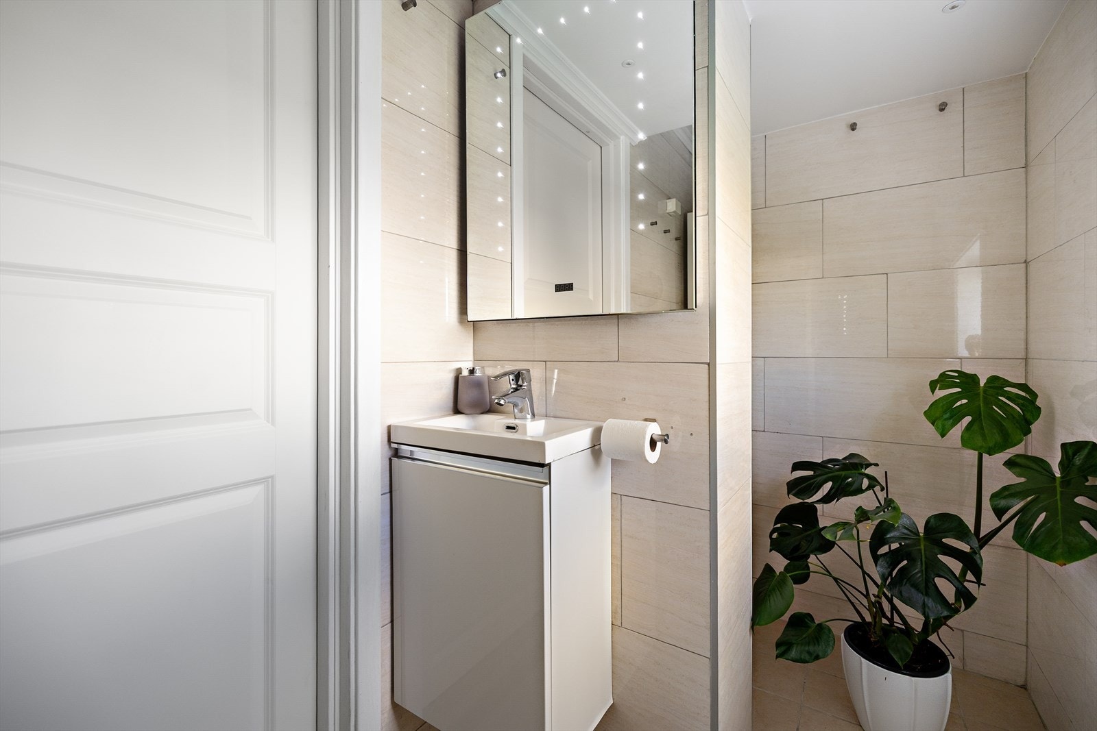 Baderommet i hovedetasjen fremstår som lyst og innbydende med fliser på både gulv og vegger, som gir et tidløst og helhetlig uttrykk. Galleribilde