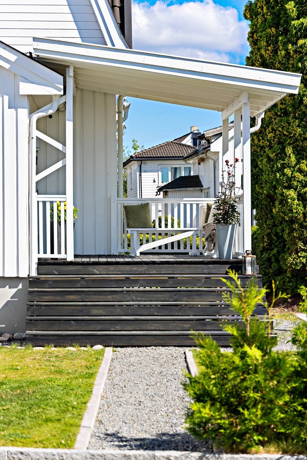 Her finner du også en liten terrasseplatting - et trivelig sted å nyte en kopp kaffe i morgensolen eller pynte opp med blomster og sesongdekor. Galleribilde