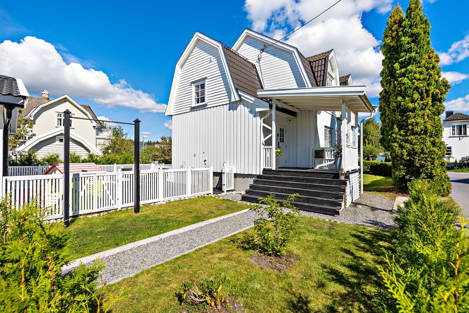 En av boligens store kvaliteter er den romslige, inngjerdede terrassen. Her er det rikelig med plass til både spisegruppe, loungemøbler og grill - et perfekt sted å samle familie og venner til solrike dager og lange sommerkvelder. Galleribilde