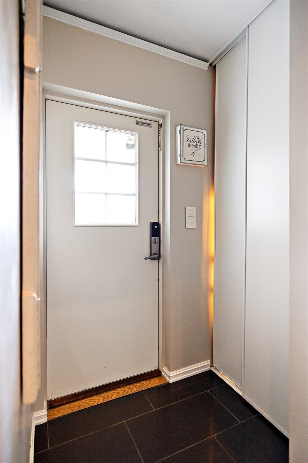 Boligen har en lys og innbydende entré med garderobeskap som gir god plass til oppbevaring av yttertøy og sko. Galleribilde